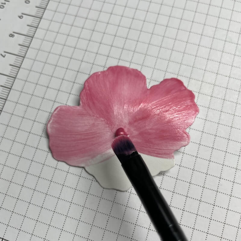 Die Blüte ist fast fertig eingefärbt, das Gel wird von der Mitte nach außen verstrichen