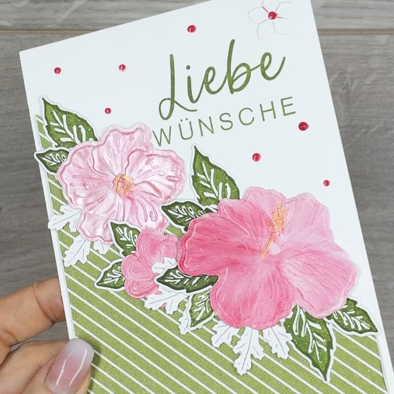 Die fertige Karte Liebe Wünsche schräg gehalten, mit weißen Farnblättern