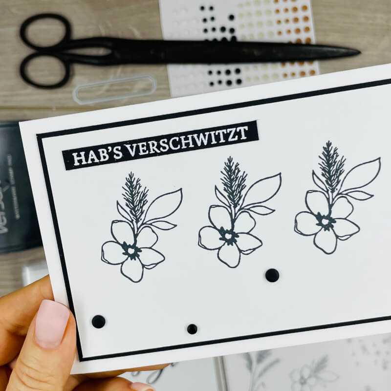 Linke Kartenhälfte mit dem Gruß Hab's verschwitzt und drei Blütenzweigen