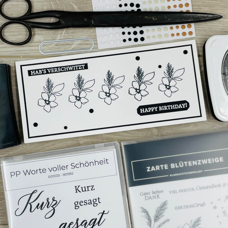 Schwarz-weiße Kartenvariante mit Stempelsets und Zubehör