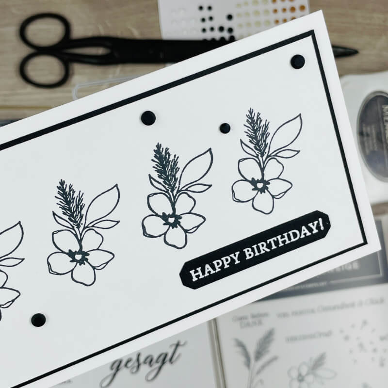 Rechte Kartenhälfte mit Blütenzweigen und weiß embossiertem Happy Birthday