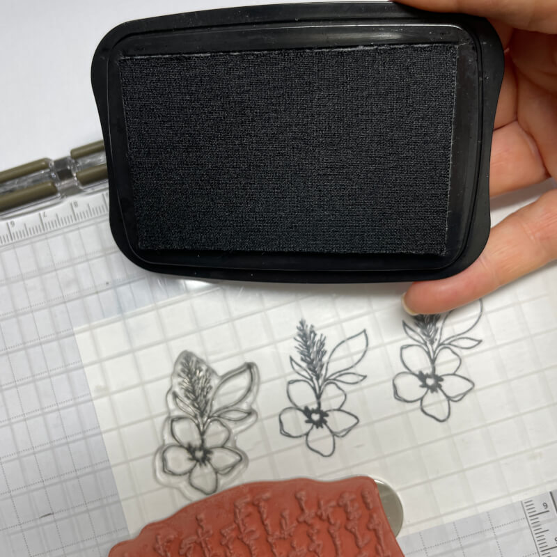Blütenmotive werden mit der Stempelhilfe gleichmäßig ausgerichtet