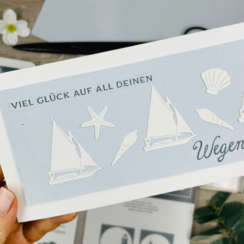 Linke Seite der Segelbootkarte mit Seestern, Muscheln und Spruchanfang