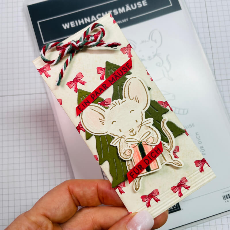 Fertig verpackte Gutscheinkarte mit gestempelter Maus, grünen Tannenbäumen, Juteband und den Sprüchen Ein paar Mäuse und Für dich