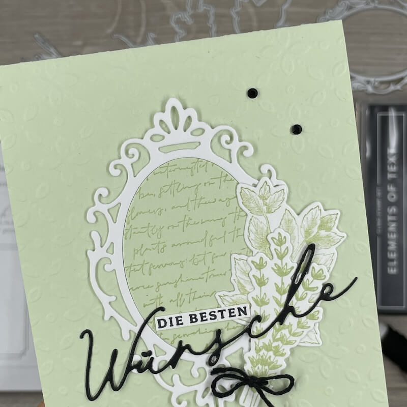 Die fertige Karte in Lindgrün mit Rahmen, Kräutern und schwarzem Schriftzug