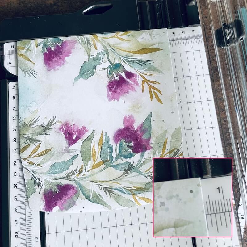 Floral gemustertes Designerpapier auf dem Papierschneider