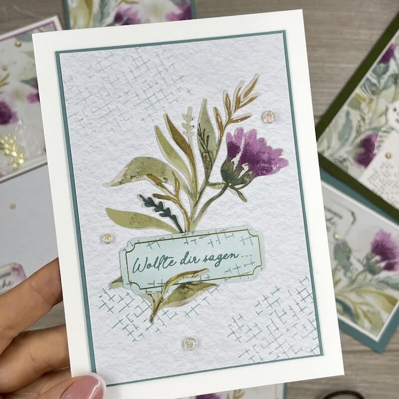 Helle Karte von Stampin’ Up! mit Blütenzweig, Gitterprägung und Etikett