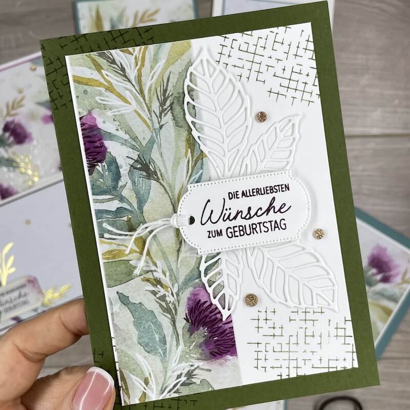 Florale Karte mit Distelmotiv, weißen Blättern und Geburtstagsgruß