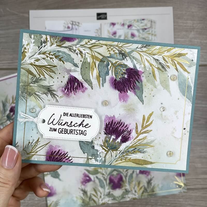 Geburtstagskarte mit Blumenpapier von Stampin’ Up! und Etikett auf petrolfarbenem Rahmen