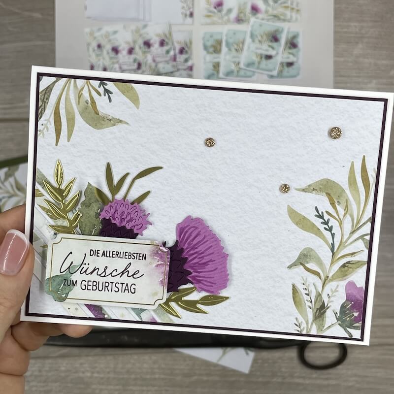 Fertige Karte mit lila Distelblüten und Geburtstagsetikett, Stampin’ Up!