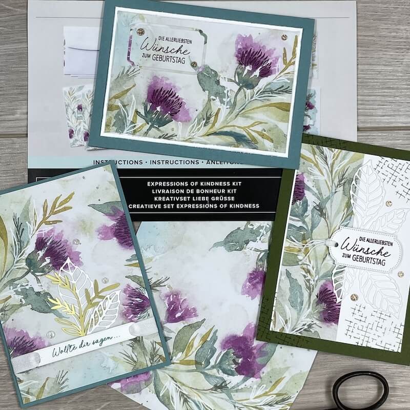 Fertige Karten neben der Kreativset-Anleitung Expressions of Kindness