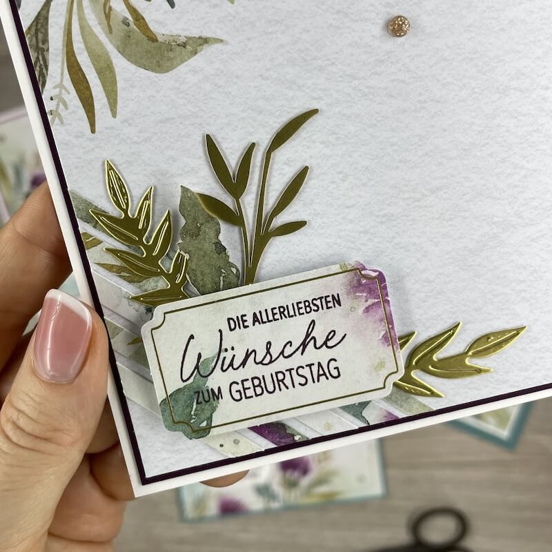 Detail mit goldenen Blättern und Etikett Die allerliebsten Wünsche zum Geburtstag