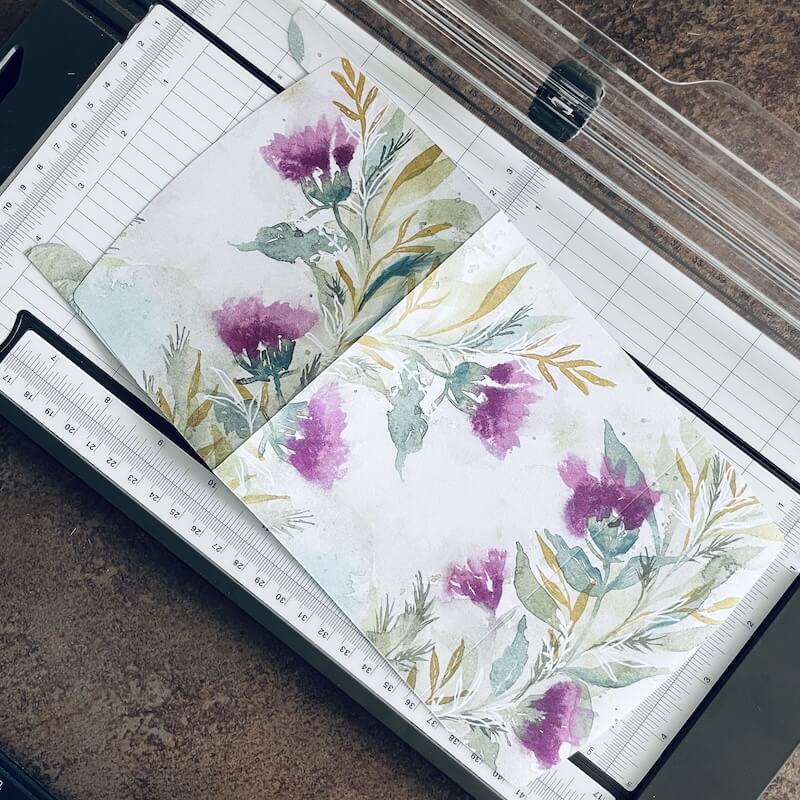 Gefaltetes florales Designerpapier auf dem Papierschneider