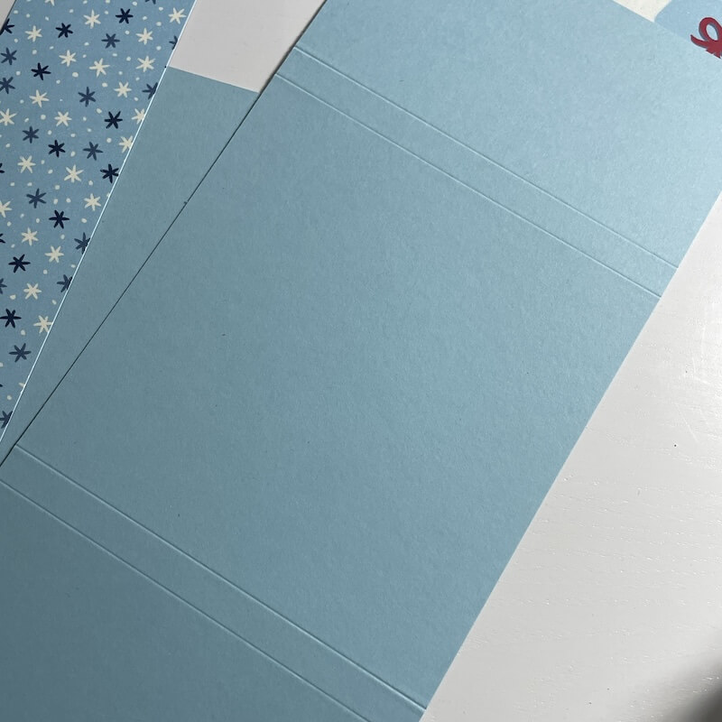 Babyblauer Farbkarton mit gefalzten Linien als Grundkarte für die Lichterkarte