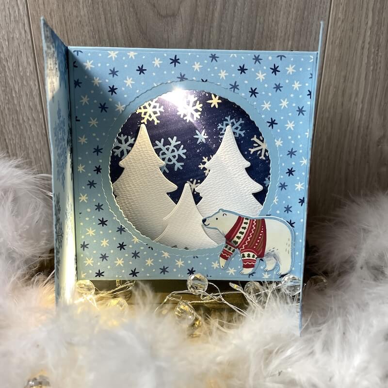 Leuchtende Lichterkarte mit Eisbär und Tannen aus Designerpapier von Stampin’ Up!