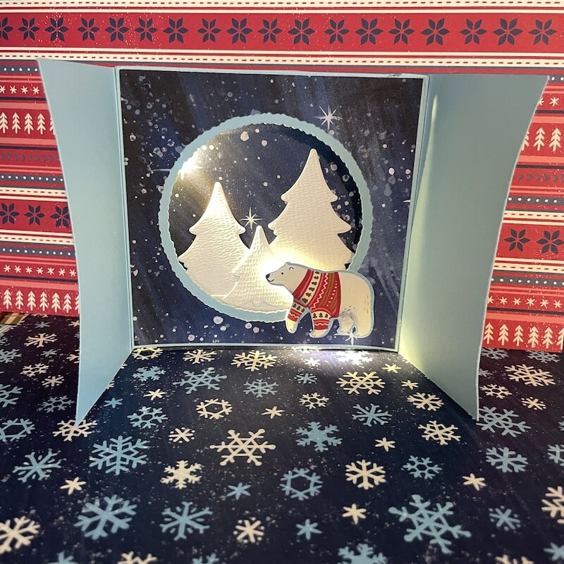 Zurückhaltende Version mit Eisbär und zwei Tannen vor dunklem Sternenhimmel