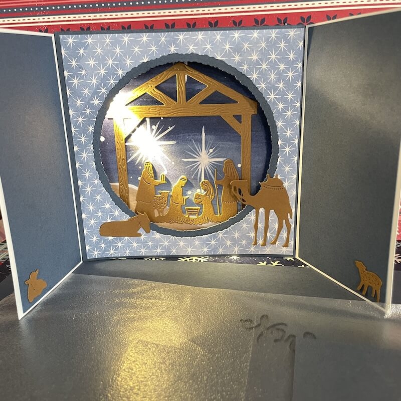 Zweite Krippenkarte auf Abendblau, das Licht hebt die goldenen Figuren hervor