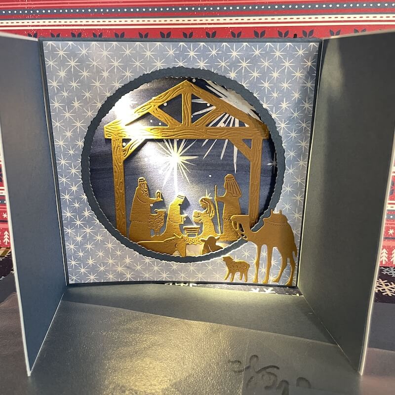Lichterkarte mit Krippenszene aus dem Stanzformen Set Stille Nacht in Gold