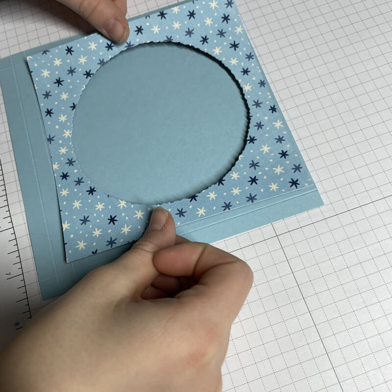Sternenpapier auf dem Mittelteil, der große Kreis ist schon ausgestanzt
