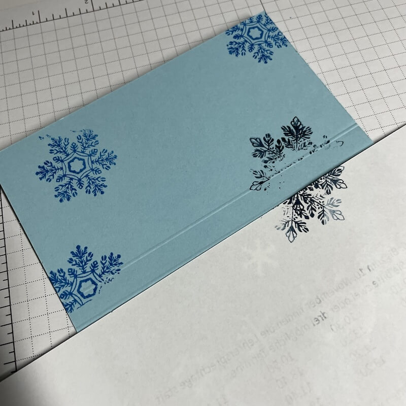Seitenklappen der Karte mit blauen Schneeflocken bestempelt