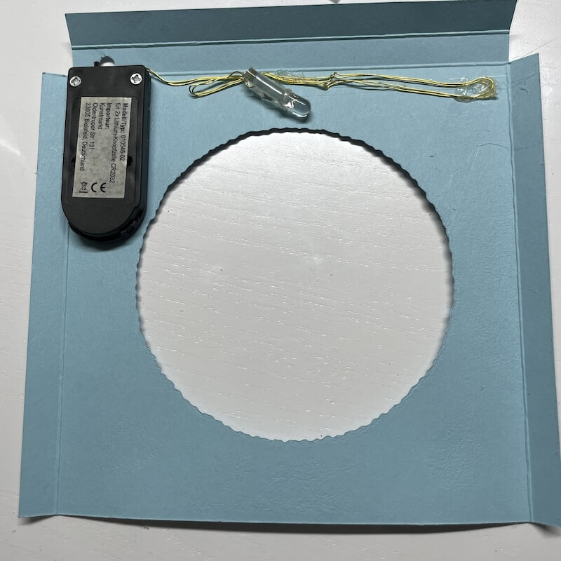 Rückseite des Mittelteils mit angeklebtem Batteriefach und Lichterdraht