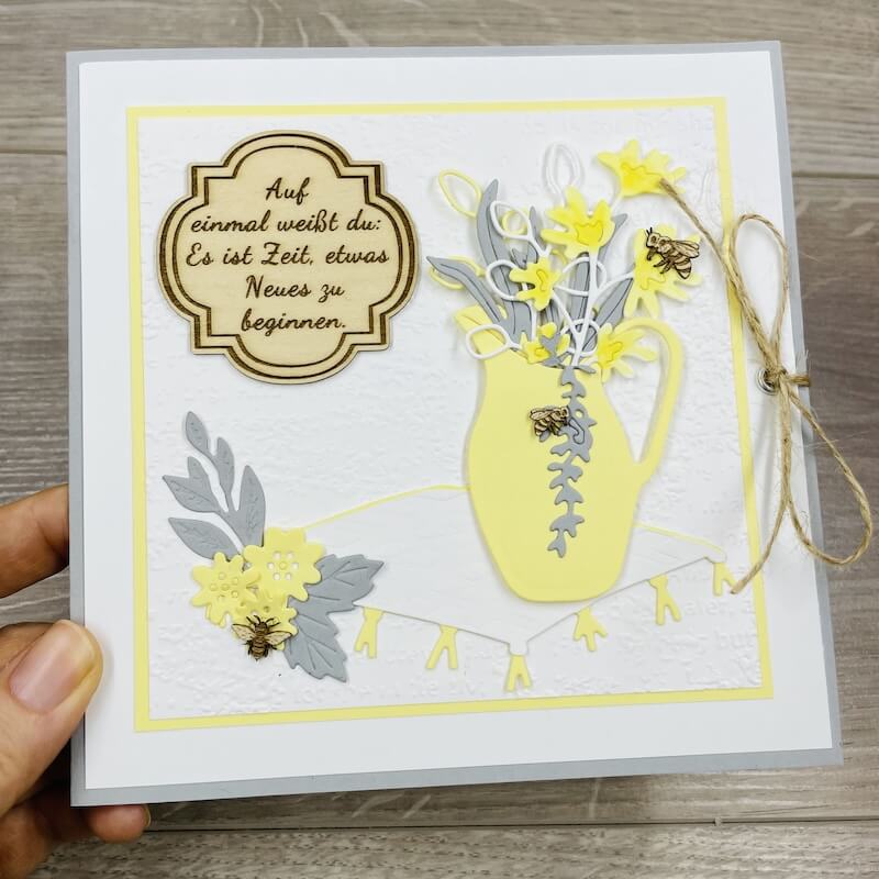Fertige Popup Karte aus Stampin’ Up! Farbkarton in Schiefergrau und Zitronenparfait mit Spruchschild und Juteschnur