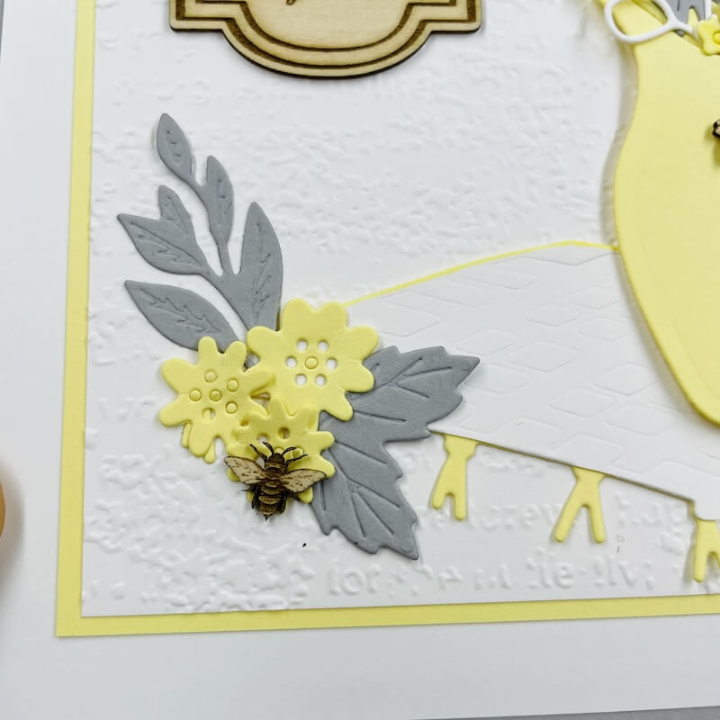 Detail einer Popup-Karte mit gestanzten Blüten, Blättern und Biene