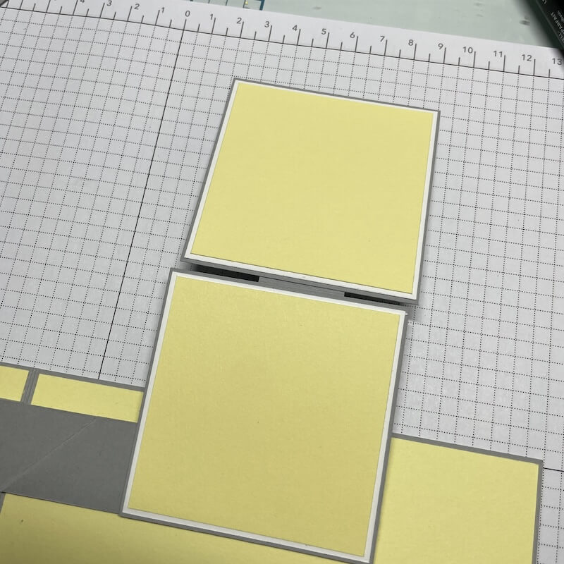 Zwei Quadrate in Zitronenparfait mit weißem Rand sitzen versetzt am Quader - die Popup-Elemente