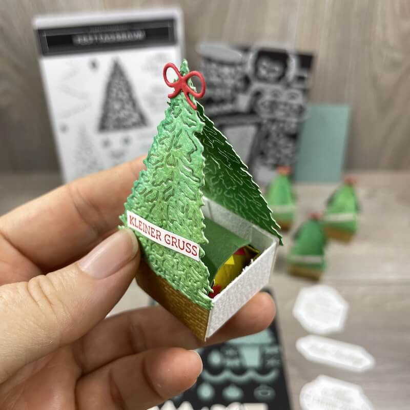 Fertige Tannenbaum-Verpackung in der Hand mit Banner Kleiner Gruß und Praline, Stampin’ Up!