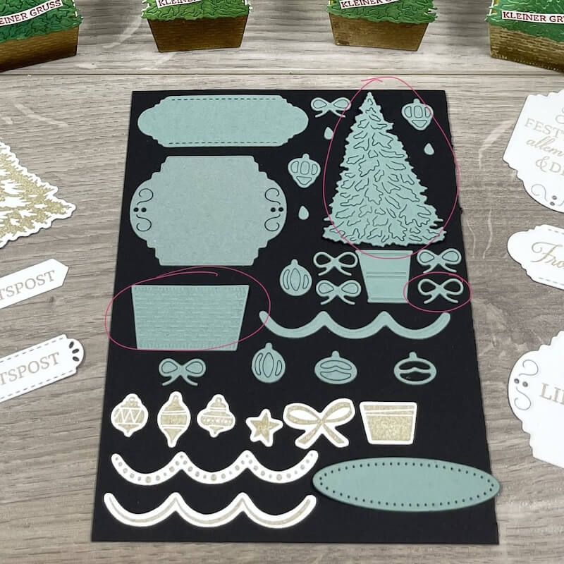 Produktbild des Stanzformen-Sets mit Tannenbaum, Schleifen und Anhängern