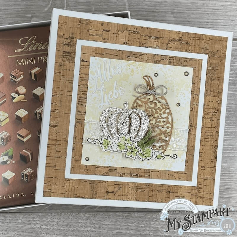 Aufgewertete Pralinenschachtel mit Korkpapier, Kürbismotiv und Schriftzug Alles Liebe