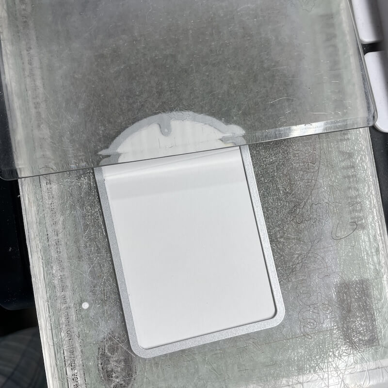 Gestanztes Etikett mit Wölbung liegt in der Stanzmaschine