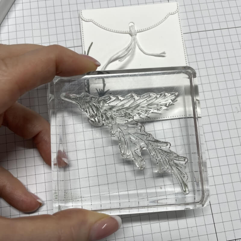 Zweigstempel auf dem Acrylblock wird auf die kleine Hülle gestempelt
