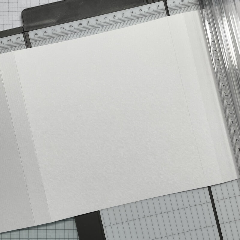 Zugeschnittener Aquarellkarton mit gefalzten Linien im Papierschneider