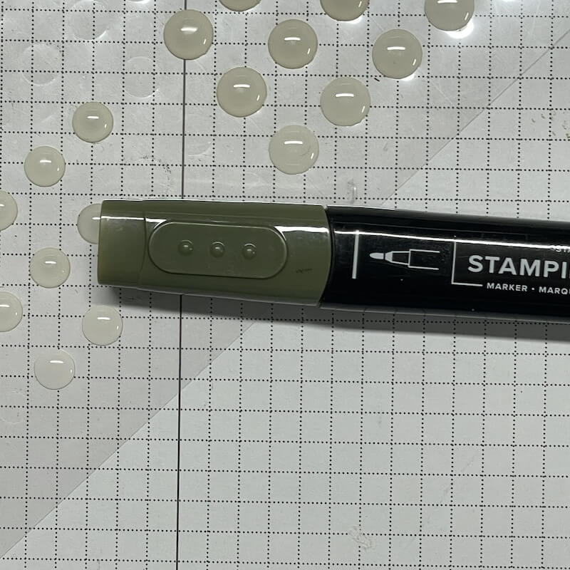 Grüne Pailletten auf der Schneidematte, aufgenommen mit einem Marker