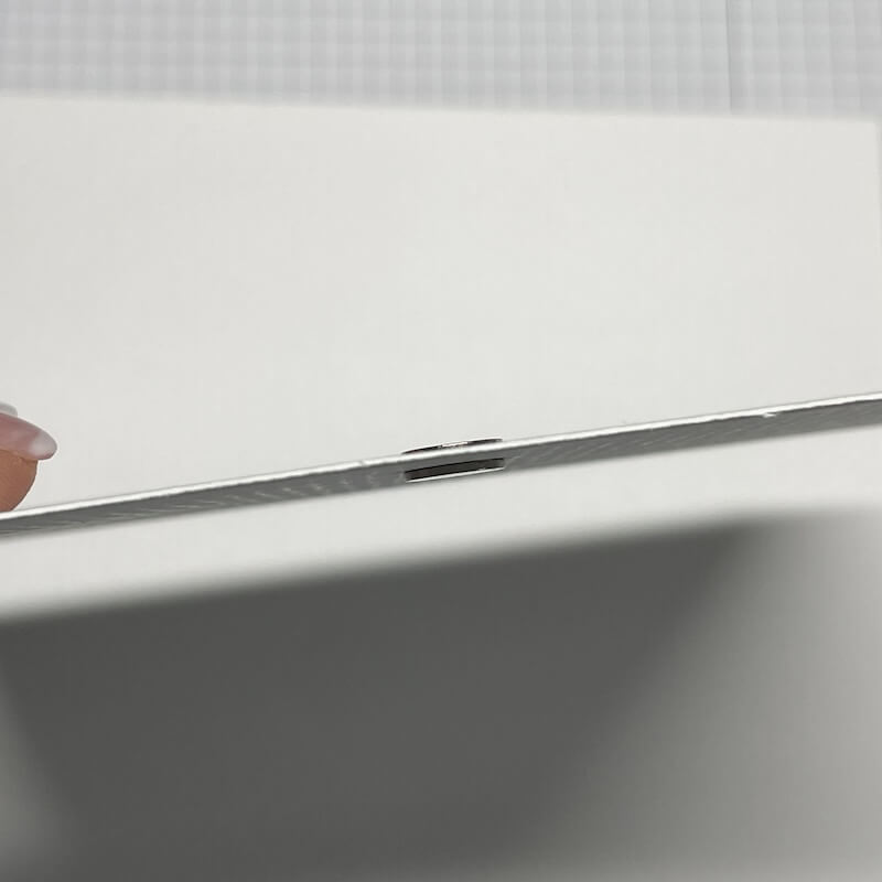 Innenseite der weißen Karte mit aufgeklebtem Magnet an der Kante
