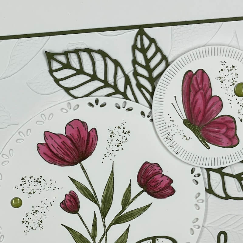 Detail der Banderolendeko mit Blättern, Tulpen und grünen Pailletten