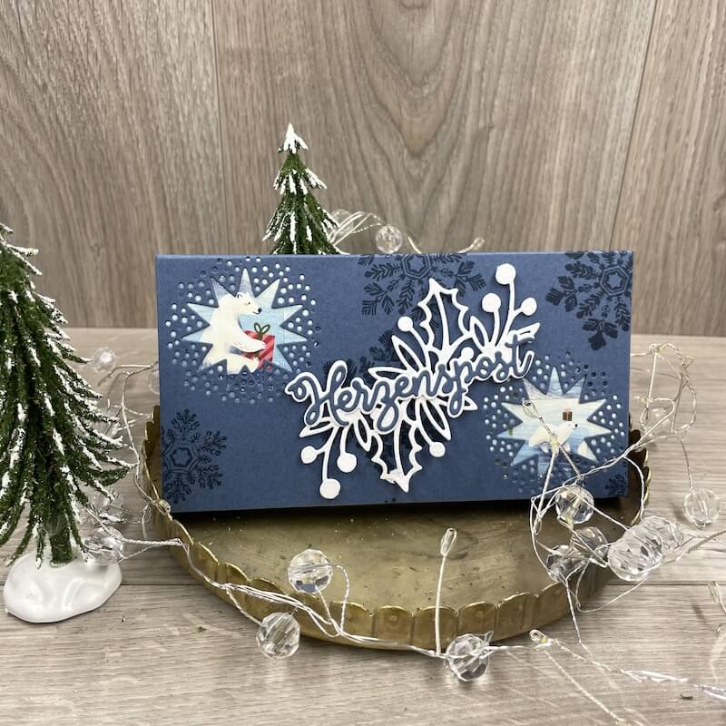 Schräge Ansicht der blauen Herzenspost-Weihnachtsverpackung mit Schneeflocken