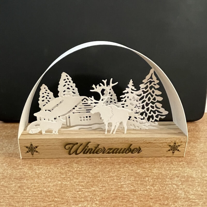 Hütte mit zwei Rentieren und Schaf, Sockel mit dem Schriftzug Winterzauber