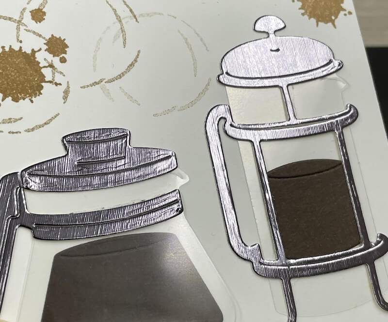 Detail: Die dunkle Füllung hinter der Kanne lässt den Kaffee echt wirken