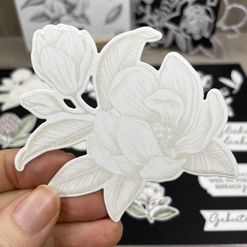 Große weiße Magnolie in der Hand, Ton in Ton gestempelt und ausgestanzt
