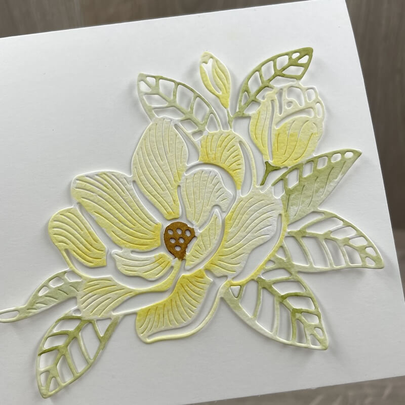 Karte mit mehrlagig gestanzter Magnolie in Grün- und Gelbtönen