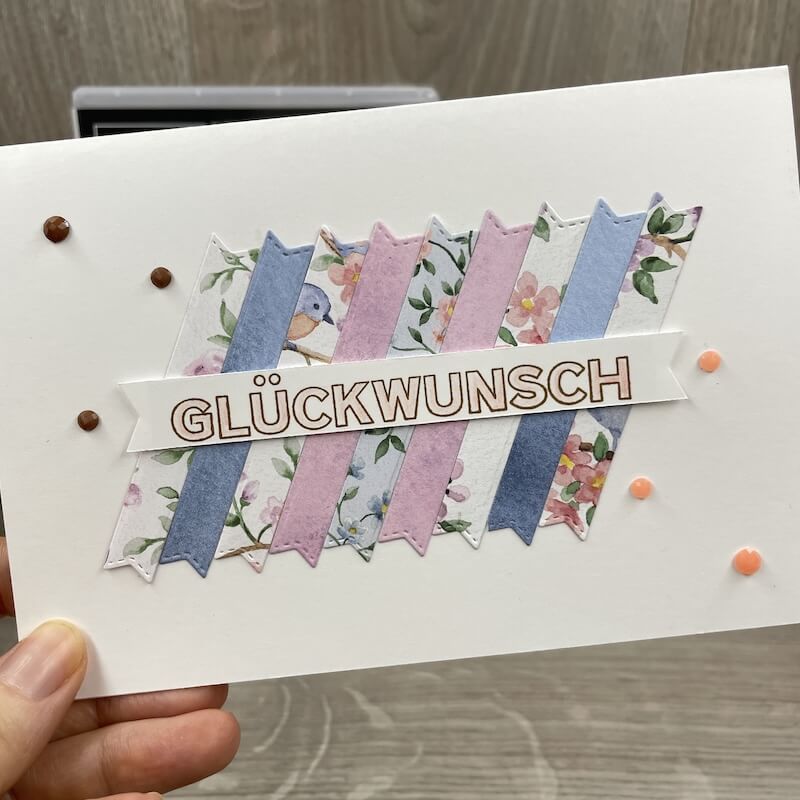 Schnelle Karte aus Designerpapier-Resten: schräge Banner und der Gruß Glückwunsch