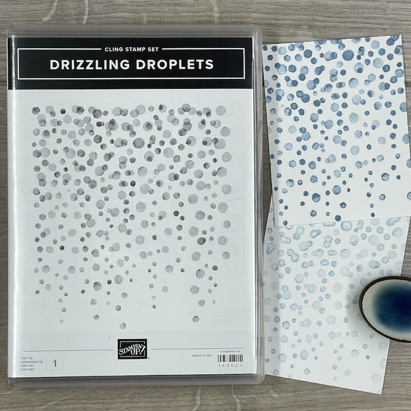 Hintergrundstempel Drizzling Droplets mit zwei Stempelproben in Blautönen