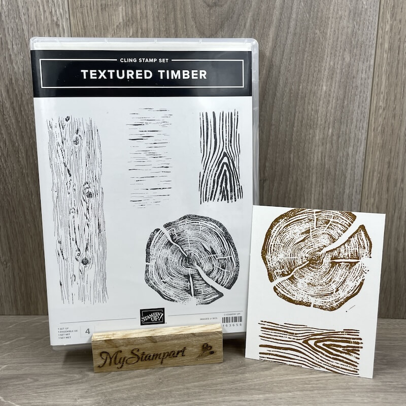 Hintergrundstempel-Set Textured Timber mit Proben in Holzoptik und einem Baumscheiben-Motiv