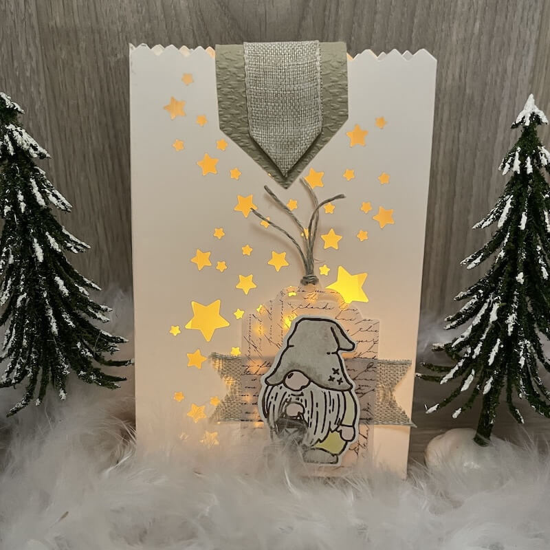 Leuchtende Lichtertüte mit Wichtel-Etikett und LED-Licht im Schnee
