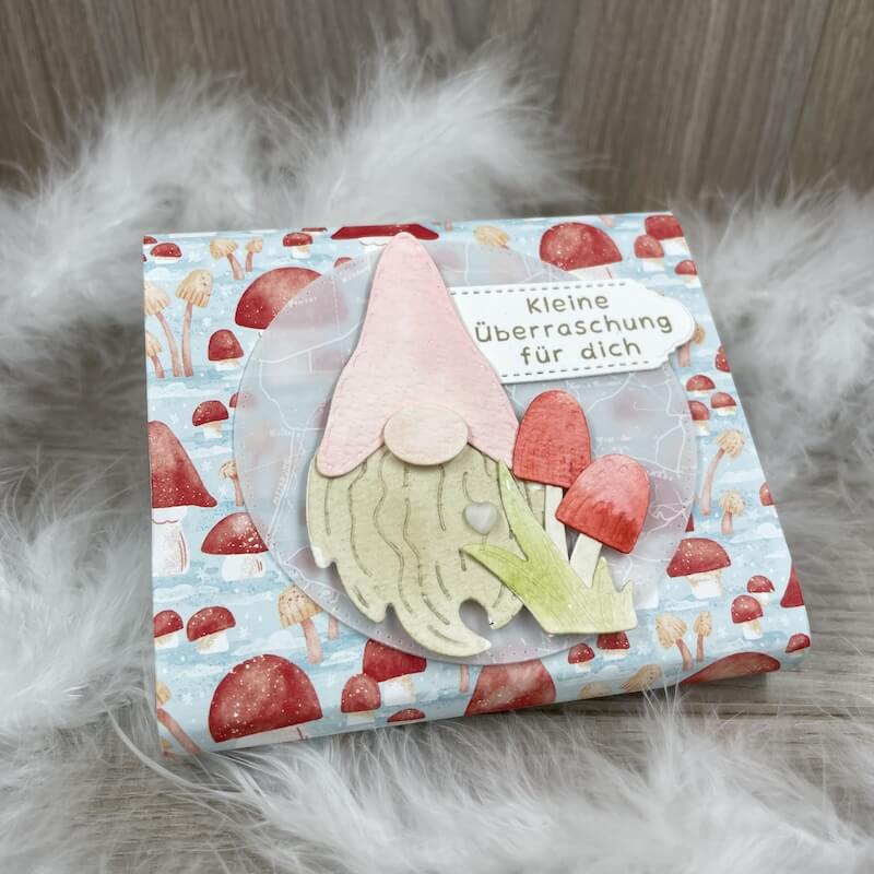 Stampin' Up! Verpackung mit Pilz-Papier und koloriertem Wichtel, Kleine Überraschung für dich