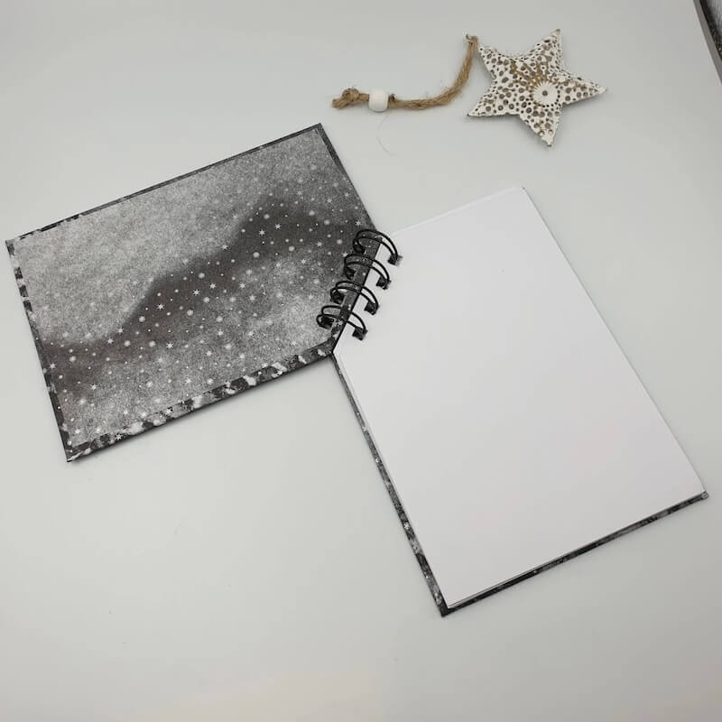 Bezogene Pappe und weißer Papierblock mit Stern-Deko