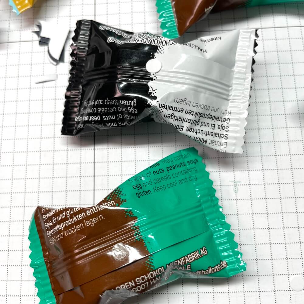 Einzeln verpackte Pralinen liegen als Füllung für das Mitbringsel bereit