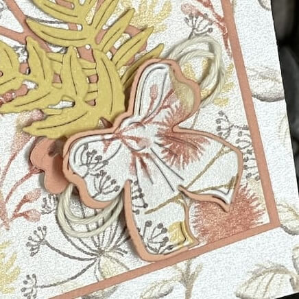 Gutscheinkarte basteln: Schleife aus Designerpapier, mit Farbkarton hinterlegt, und goldbraune Farne